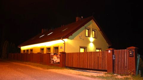 Dom jest iluminowany, drogi w nocy są oświetlone