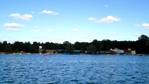 widok na plażę- z jeziora