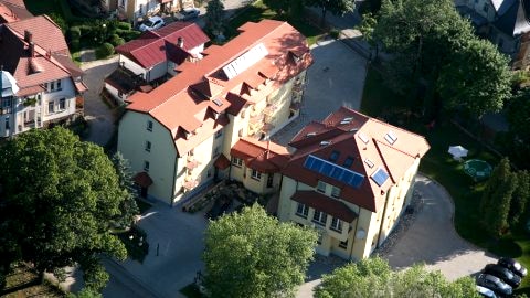 Centrum, blisko deptaka, parku zdrojowego, pijalni wód mineralnych, restauracji