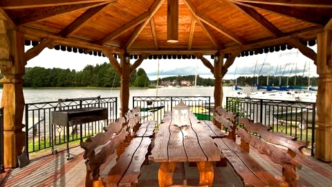 Altanka znajdująca się przy samym jeziorze, pozwala na podziwianie pięknych widoków, z możliwością grillowania lub rozpalenia ogniska. 