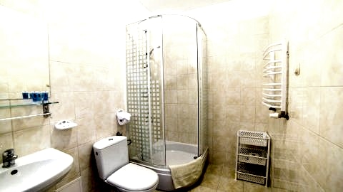 Łazienka w pokoju hotelowym