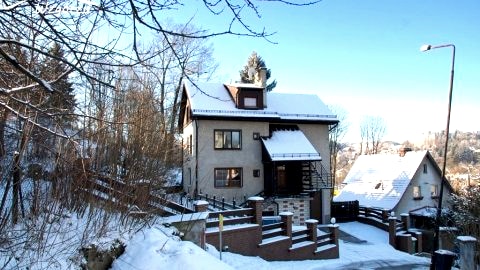 Dom na wzgórzu | Apartamenty i pokoje z łazienkami
