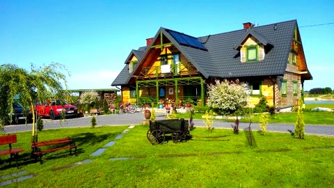 Agroturystyka Żabi Raj. Pokoje w nowym domu z bali zbudowanym zgodnie ze starą regionalną architekturą.