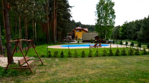 widok na basen i pensjonat