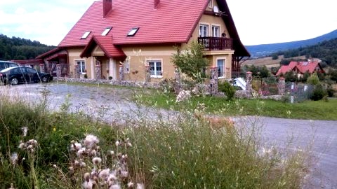 widok na domek od strony wejścia