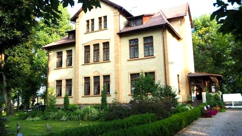 Pałac Poraj | otoczony parkiem ze stawami 