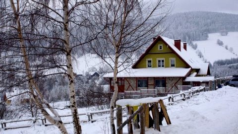 widok zimowy na domek