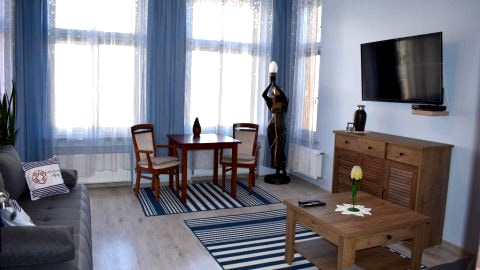 Przestrzenny salon z wyjściem na balkon