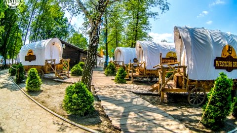 Widok na wozy westernowskie