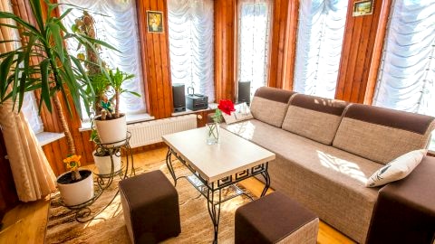 Pokój dzienny w apartamencie nr 2.