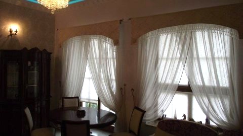 Salon z oknem na jezioro