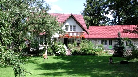 Prawa parterowa część budynku stanowi pensjonat.