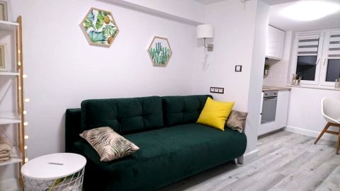 Rozkładana sofa w salonie 
