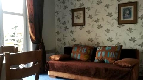 pokój dzienny na partzerze z kanapą dwuosobową