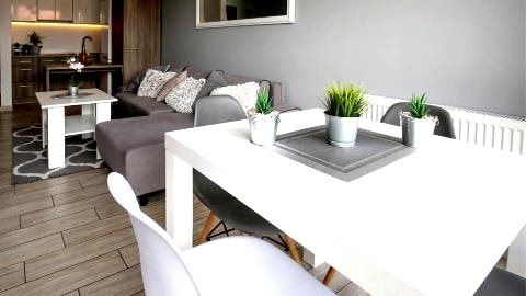 Stół obiadowy w salonie