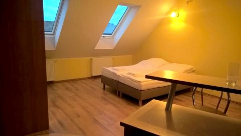 2 łózka jednoosobowe, możliwość połączenia w 2-osobowe