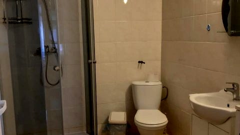 Łazienką w pokoju 4 osobowym