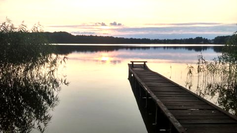 Widok z działki na pomost i jezioro.