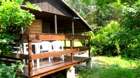 Dom letniskowy nad jeziorem z własną plażą i pomostem na ogromnej działce