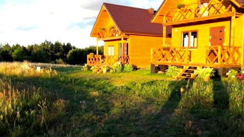 Czarcie Chatki | Domki z dala od zgiełku i gwaru z widokiem na jezioro Gardno
