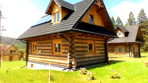 Tradycyjny góralski domek w górach. Komfortowy pobyt o każdej porze roku