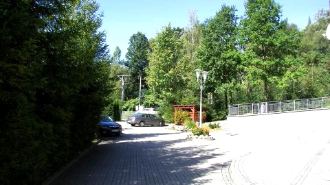 Parking przy apartamentowcu