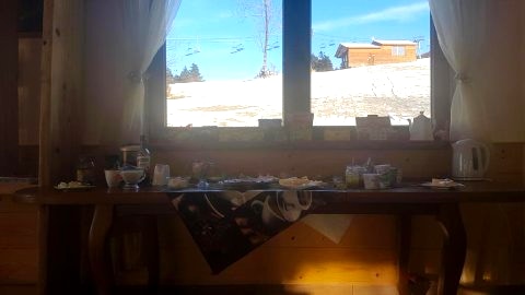 Bufet szwedzki i widok na bacówkę.