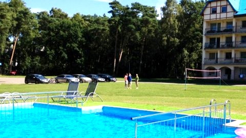 morze, las, otwarty basen, 250m do plaży