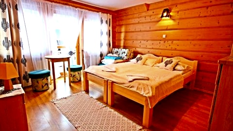 Pokoje w góralskim domu MKameralna atmosferara, góralski styl, spokojna okolica.