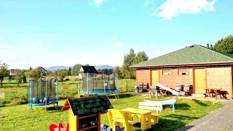 Plażowy apartament z widokiem na góry idealny do wypoczynku w spokojnej okolicy