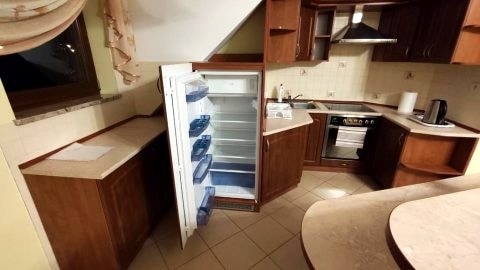 aneks kuchenny, lodówka, płyta elektryczna, piekarnik, czajnik
