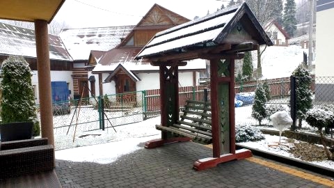 Taras z huśtawka i domkiem dla dzieci 