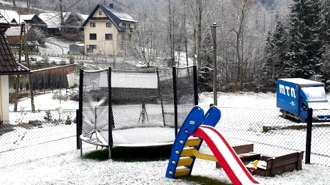 Trampolina piaskownica i zjeżdżalnia 