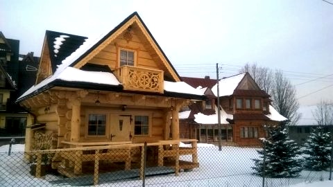 domek zimą