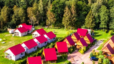Ośrodek Żurawisko. Domki 5-osobowe w cichej okolicy. Grill, plac zabaw, rowery.
