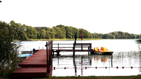 Domki letniskowe - działka z linią brzegową jeziora. Mazury 