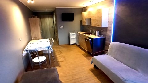 Pokoje i apartamenty w sąsiedztwie lasu w cichej okolicy. Plac zabaw, grill. 