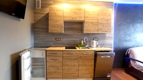 Pokoje i apartamenty w sąsiedztwie lasu w cichej okolicy. Plac zabaw, grill. 