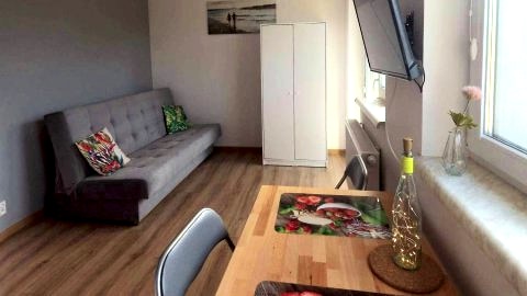 pokój z aneksem kuchennym i własną łazienką oraz balkonem