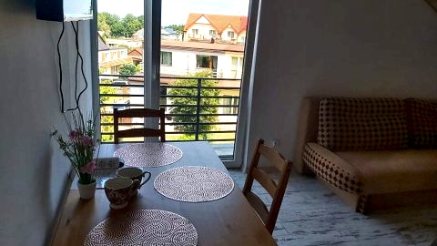 pokój nr 8 z balkonu widać morze.
