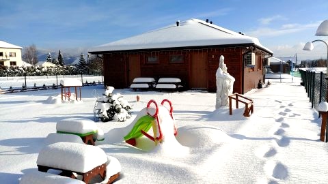 Plażowy apartament z widokiem na góry idealny do wypoczynku w spokojnej okolicy