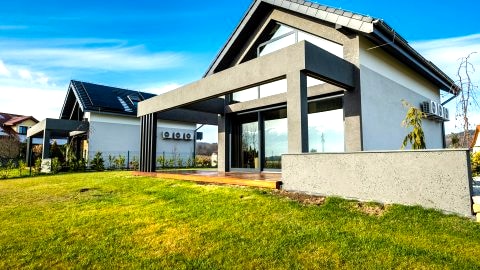 Domki położone są u stóp Karkonoszy, to przepiękne pasmo Górskie latem i zimą.