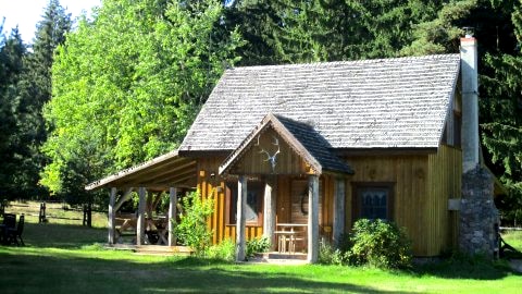  DWOREK  TELIMENA w otoczeniu jezior i gór  na 0,5 ha w lesie