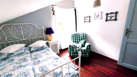 Sypialnia dwuosobowa w apartamencie na piętrze