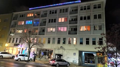 Front budynku - wejście po prawej stronie. Na dachu oświetlony taras.