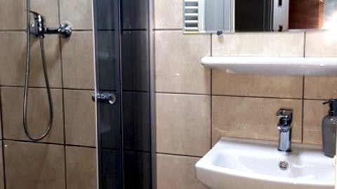 łazienka w apartamenci z balkonem