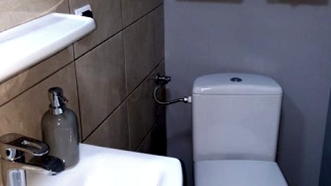 łazienka w apartamencie z balkonem
