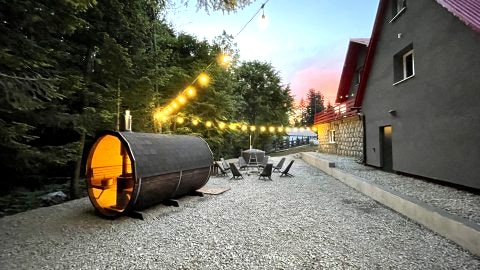 Sauna, balia ogrodowa i miejsce na ognisko.