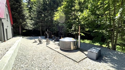 Sauna, balia ogrodowa i miejsce na ognisko.