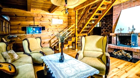 Salon z kominkiem